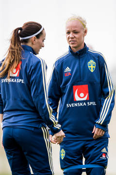 Kosovare Asllani och Caroline Seger