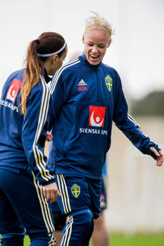 Kosovare Asllani och Caroline Seger