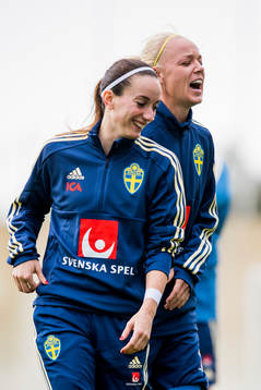Kosovare Asllani och Caroline Seger