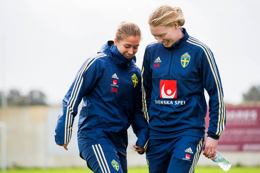 Filippa Angeldal och målvakt Hedvig Lindahl