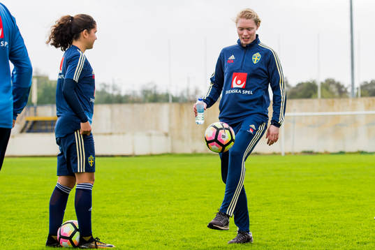 Loreta Kullashi och målvakt Hedvig Lindahl