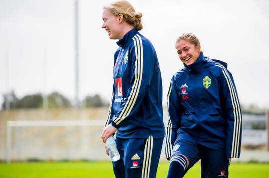 Filippa Angeldal och målvakt Hedvig Lindahl