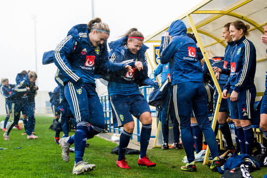 Målvakt Hilda Carlén och Hanna Glas  tar skydd från