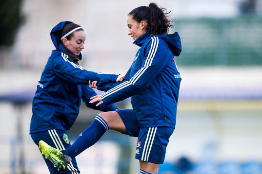 Kosovare Asllani och Anna Oskarsson