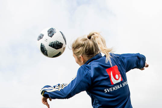 En fotbollspelare nickar en boll