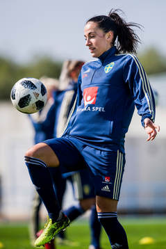 Anna Oskarssonunder en träning med Sveriges damlandslag i