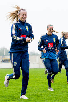 Amanda Ilestedt och målvakt Hilda Carlén