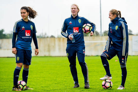 Loreta Kullashi, målvakt Hedvig Lindahl och Filippa