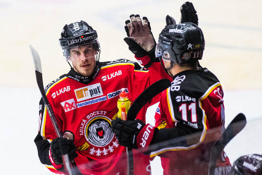 Luleås Emil Larsson och Petter Emanuelsson jublar