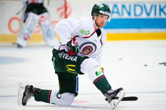 Frölundas John Nyberg före ishockeymatchen i SHL mellan