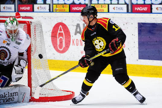 Brynäs Kevin Clark med läge mot Frölundas målvakt Johan