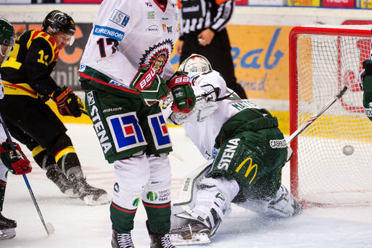 Brynäs Kevin Clark gör 1-0-målet bakom Frölundas