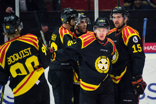 Brynäs Kevin Clark jublar med lagkamrater
