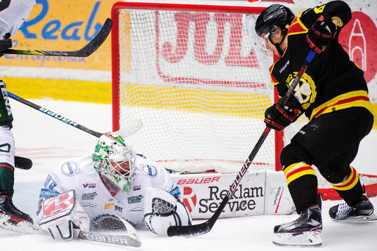 Frölundas målvakt Johan Mattsson och Brynäs Juuso Ikonen