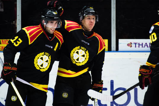 Brynäs Ryan Gunderson och Kevin Clark jublar