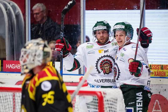 Frölundas målskytten Jan Mursak och Max Friberg jublar