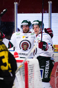 Frölundas Jan Mursak och Max Friberg jublar