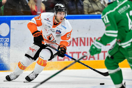 Karlskronas Konstantin Komarek med pucken