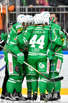Rögles Balint Horvarth jublar med lagkamrater