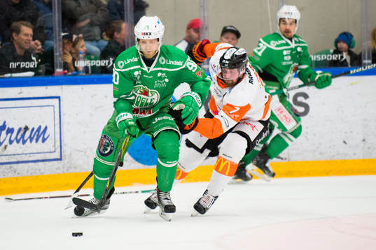 Rögles Ted Brithén jagas av Karlskronas Mattias Karlsson
