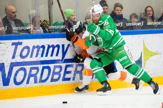 Rögles Janne Jalasvaara trycker till Karlskronas Filip