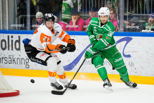 Rögles Ted Brithén jagas av Karlskronas Henrik Nilsson