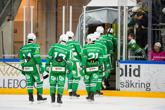 Rögles spelare lämnar isen