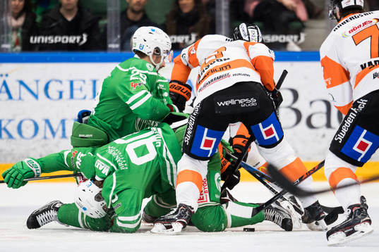 Rögles Ludvig Rensfeldt och Ted Brithén kämpar om pucken