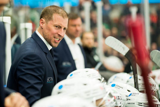 Rögles tränare Cam Abbott agerar