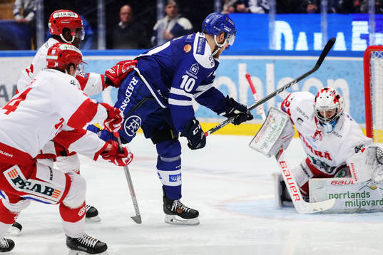 Leksands Matt Carey med läge framför Timrås målvakt