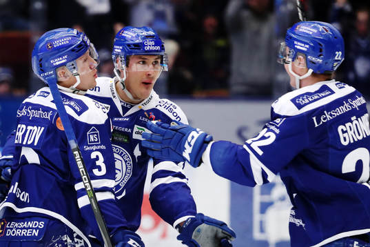 Leksands Jon Knuts (mitten) jublar med Daniel Bertov och