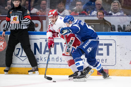 Timrås Johan Persson och Leksands Austin Madaisky  i