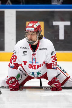 Timrås Jacob Olofsson i ishockeymatchen i