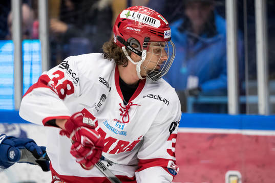 Timrås Jacob Olofsson i ishockeymatchen i