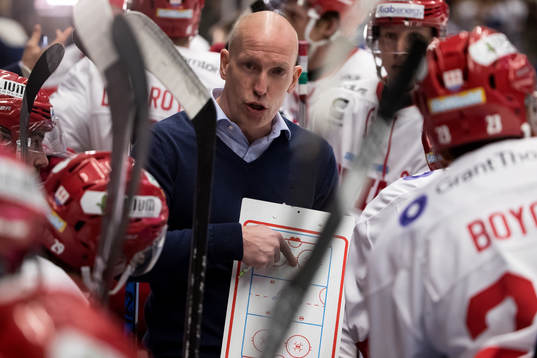 Timrås tränare Fredrik Andersson  i ishockeymatchen i