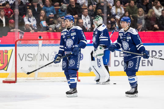 Leksands Emil Bemström och Daniel Bertov och målvakt