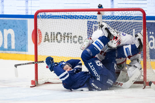 Leksands Mattias Ritola kör in i Timrås målvakt Henrik