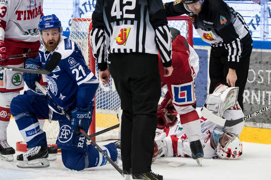 Leksands Mattias Ritola kör in i Timrås målvakt Henrik