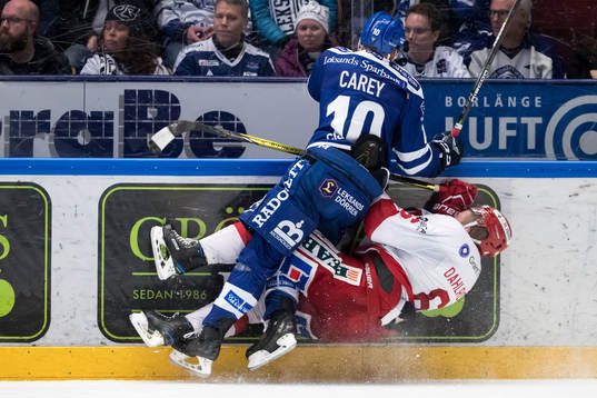 Leksands Matt Carey tacklar Timrås Jesper Dahlroth i