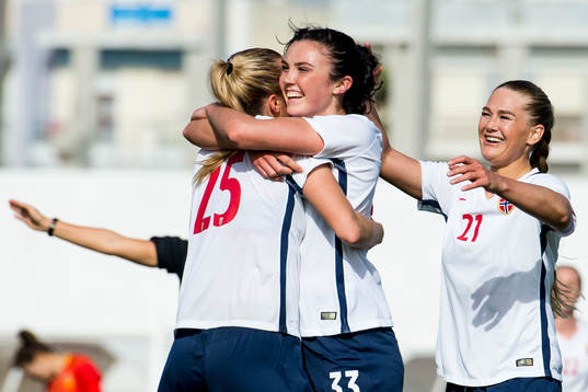Norges Ingrid Syrstad Engen kramas om av Synne Sofie Kinden