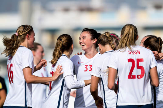 Norges Ingrid Syrstad Engen jublar med lagkamraterna