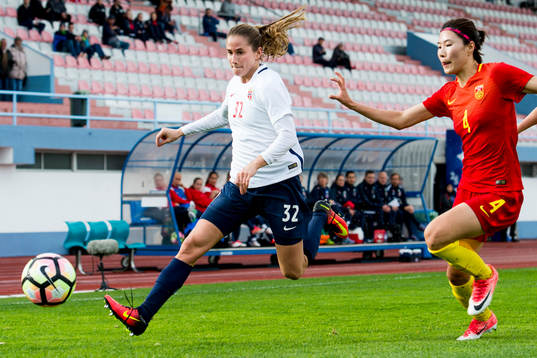 Norges Ingrid Ryland jagas av Kinas Xue Jiao