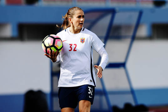 Norges Ingrid Ryland kastar inkast