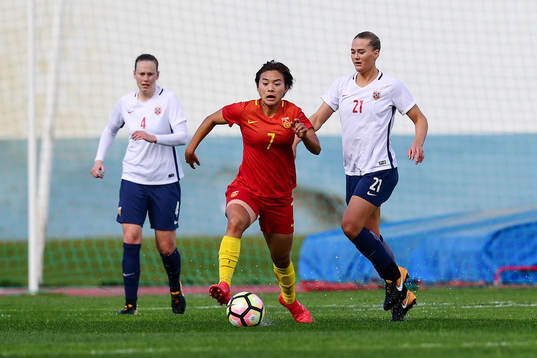 Kinas Wang Shuang och Norges Lisa-Marie Karlseng Utland