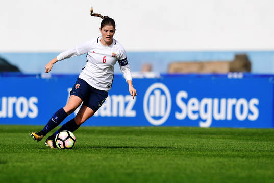 Norges Maren Nævdal Mjelde med bollen