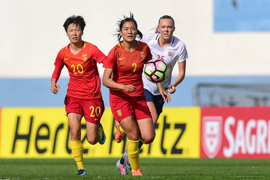 Kinas Zhang Rui och Liu Shanshan samt Norges Synne Sofie