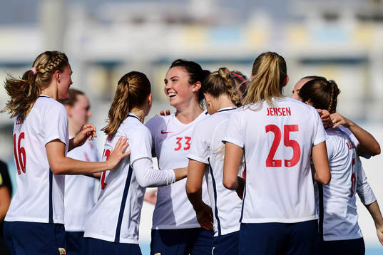 Norges Ingrid Syrstad Engen jublar med lagkamrater
