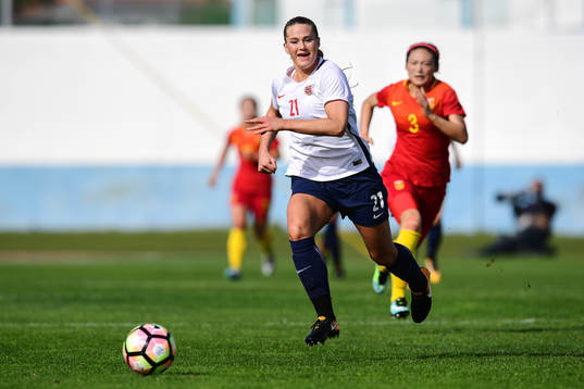 Norges Lisa-Marie Karlseng Utland driver bollen