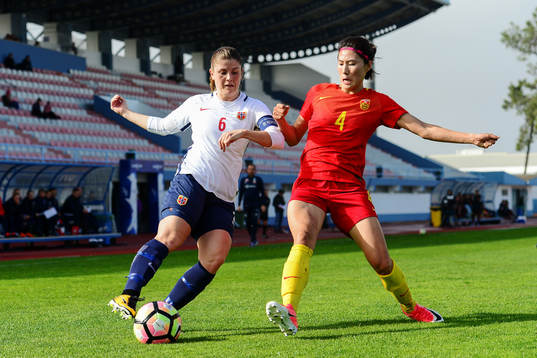 Norges Maren Nævdal Mjelde och Kinas Xue Jiao i kamp om