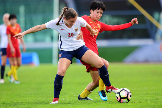 Norges Emilie Bosshard Haavi och Kinas Zhang Rui i kamp om